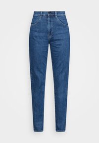 Högmidjade blå denimjeans med framfickor, knappstängning och avsmalnande ben mot en enkel vit bakgrund.