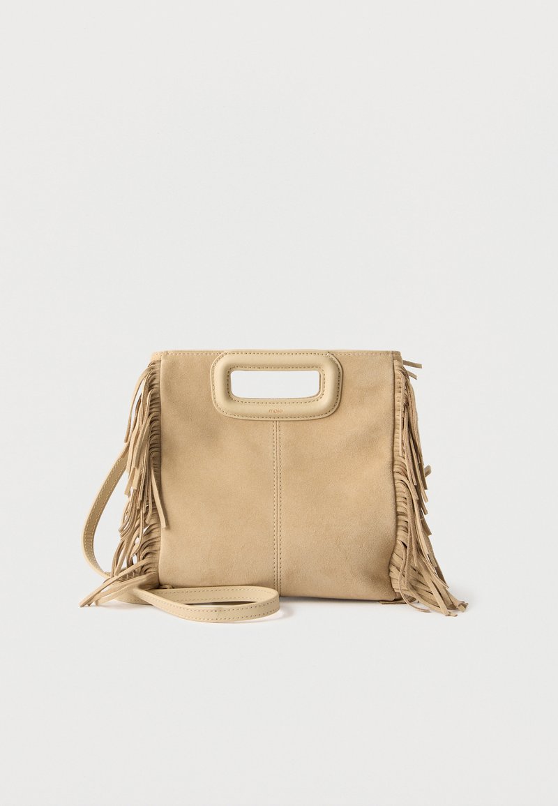 Sac à main en daim beige avec franges sur les côtés, poignée rectangulaire découpée et bandoulière amovible sur fond blanc uni.