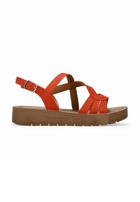 Sandal naranja con correas texturizadas, hebilla ajustable y una suela gruesa marrón con un diseño en el dibujo.