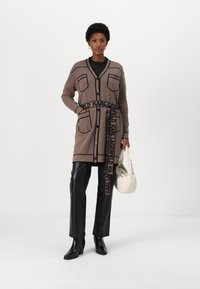 KARL LAGERFELD LOGO BELTED - Kardiganas - beige/black