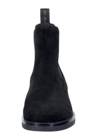 Černé semišové kotníkové boty s hladkým povrchem, zaoblenou špičkou, nízkým tvarovaným podpatkem a poutkem na zadní straně pro snadné obutí.