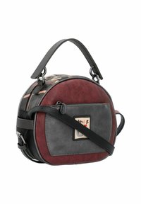 Borsa a tracolla rotonda in pelle bordeaux e grigia con stampa camouflage. Presenta una maniglia superiore, una tracolla regolabile e dettagli con zip.