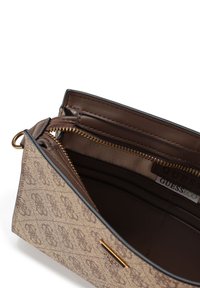 Bruine synthetische handtas met patroon, ritssluiting, hardware in goudkleur en een gladde binnenkant met een logolabel.
