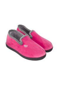 Zapatillas de ante rosa con forro gris de felpa, diseño de tipo slip-on, suela negra plana y pequeño logotipo decorativo en el lateral.