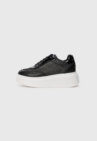 Svart og sølv plattform sneakers med teksturert stoff og lærdetaljer, med en tykk hvit såle og svart snøring.