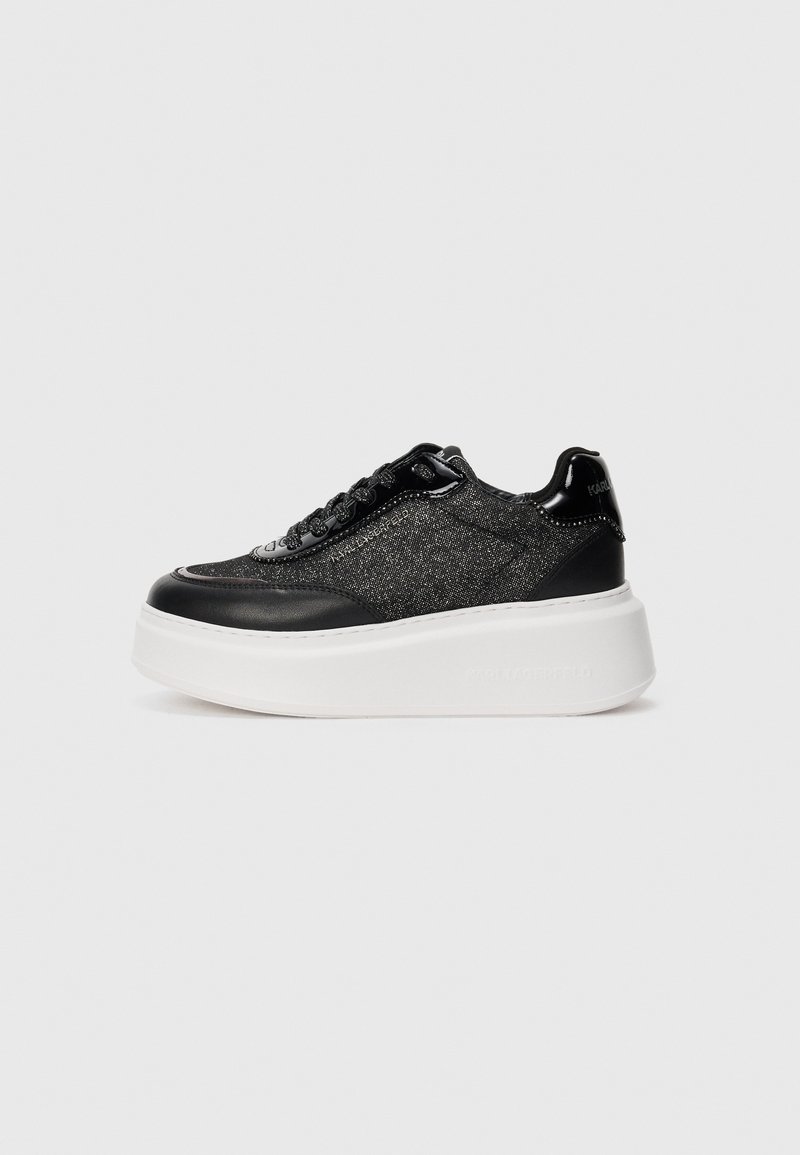 Svart og sølv plattform sneakers med teksturert stoff og lærdetaljer, med en tykk hvit såle og svart snøring.