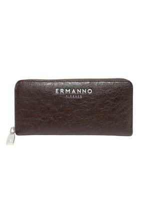 Portafoglio marrone scuro in pelle testurizzata con zip che gira tutto intorno, logo Ermanno Firenze in argento e cursore della cerniera in argento su sfondo bianco.