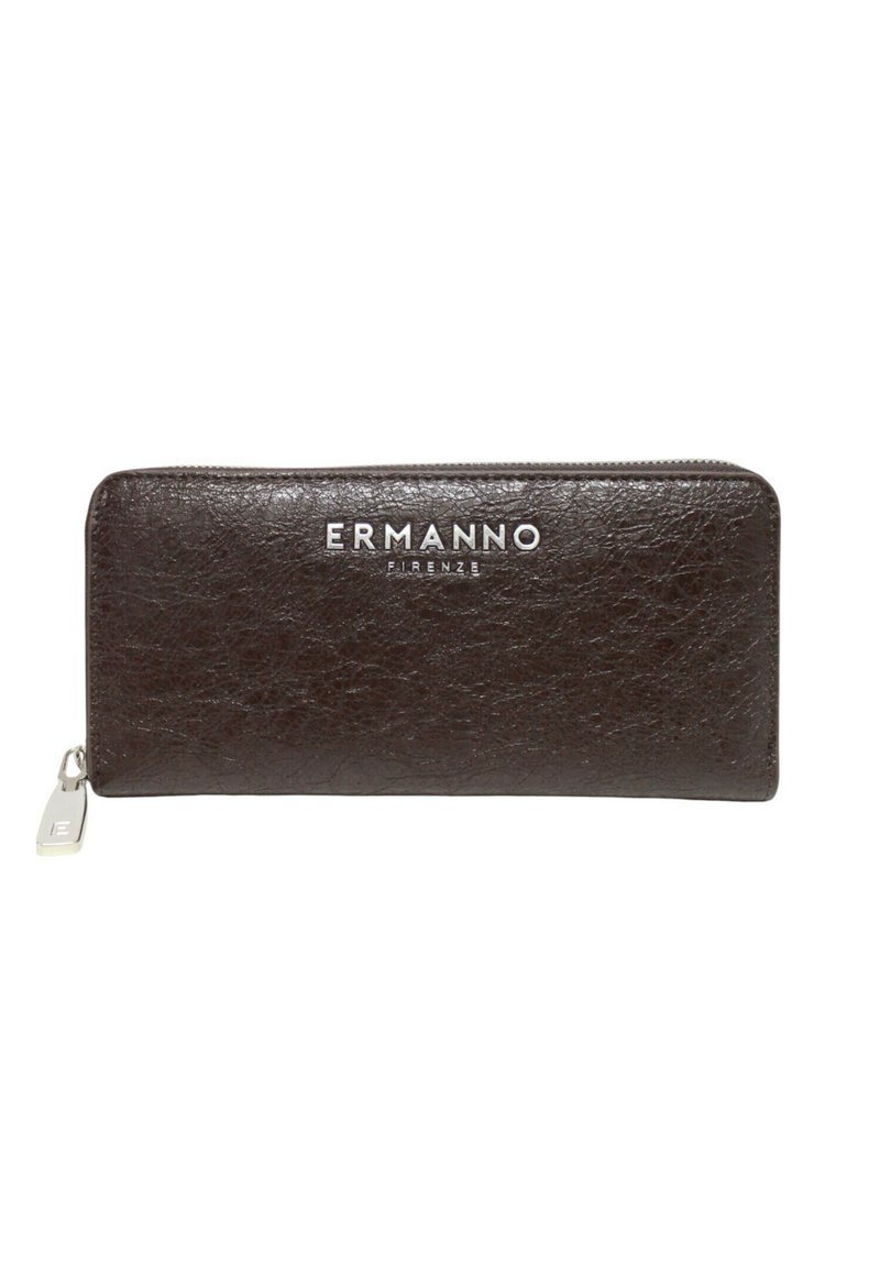 Portafoglio marrone scuro in pelle testurizzata con zip che gira tutto intorno, logo Ermanno Firenze in argento e cursore della cerniera in argento su sfondo bianco.
