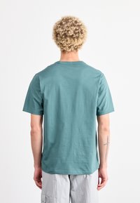 Dickies AITKIN CHEST TEE - Apdrukāts T-krekls - dark green