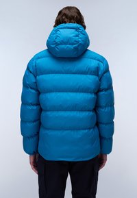 Blauwe pufferjas met capuchon, voorzien van horizontale quiltlijnen en een gladde textuur. Inclusief trekkoorden aan de zoom en bij de manchetten.