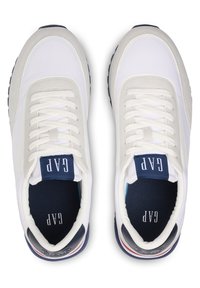 Weiße Sportschuhe mit einer glatten synthetischen Oberfläche, navyfarbigen Akzenten, flachen Schnürsenkeln und gepolstertem Innenbereich. Verfügt über eine strukturierte Sohle mit einem Logo.