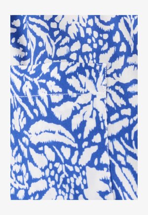 Tela con patrón floral abstracto en azul y blanco con un bolsillo rectangular visible cosido en la superficie.