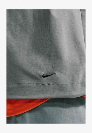 Nike Sportswear, M NK DF TCH WVN WR FZ JKT - Kevyt takki - smoke grey light army total orange