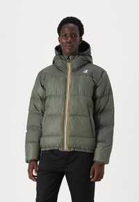 Giacca imbottita verde con cappuccio, dotata di una zip frontale con una striscia multicolore, polsini elasticizzati e un piccolo logo sul petto.