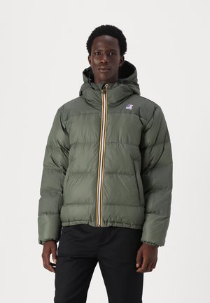 Giacca imbottita verde con cappuccio, dotata di una zip frontale con una striscia multicolore, polsini elasticizzati e un piccolo logo sul petto.