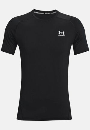 Maglietta sportiva nera a maniche corte realizzata in tessuto liscio e leggero. Presenta un piccolo logo bianco sul petto e un design a girocollo.