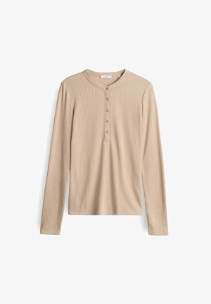 Beige gestreiftes Langarm-Henley-Shirt mit fünf Knöpfen und rundem Ausschnitt, flach auf einem weißen Hintergrund ausgelegt.