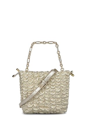 Bolso tejido de oro suave con asa superior de cadena y correa de hombro de cuero ajustable con hebilla.