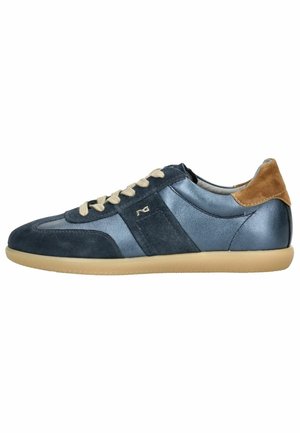 Donkerblauwe leren en suède sneaker met bruine veters en hielriem, beige zool en klein metalen logo aan de zijkant.