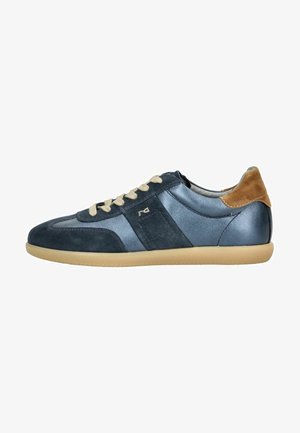 Zapatilla deportiva de cuero azul oscuro y ante con cordones marrones y lengüeta en el talón, suela beige y pequeño logo metálico en el lateral.
