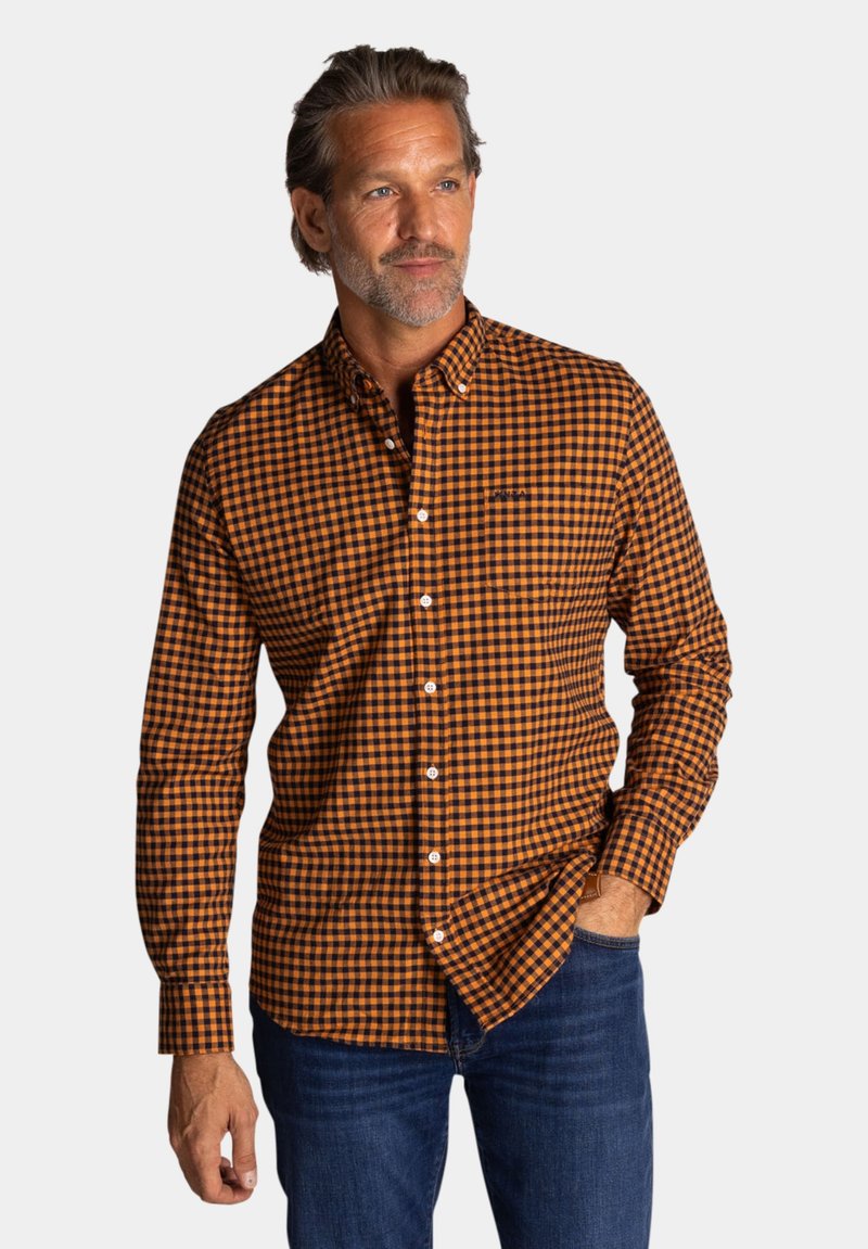 Heren overhemd met knopen in een oranje en zwart ruitpatroon, met lange mouwen, zachte katoen stof en een borstlogo detail.