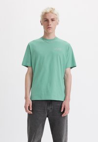 Levi's® RELAXED FIT GRAPHIC TEE - Camiseta básica - chrome headline beryl green