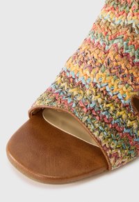 Σαμπό από πλέκτης ψάθας με πολυχρωμίες σε κίτρινο, ροζ και μπλε. Καφέ δερμάτινη σόλα και στρογγυλή μύτη.