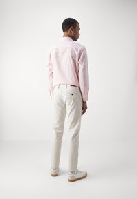 Jack & Jones JPSTMARCO JJFURY ANA - Chino-püksid - bright white