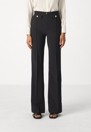 Pantaloni neri sartoriali a vita alta con gambe larghe, caratterizzati da dettagli con bottoni dorati e tasche laterali, realizzati in un tessuto morbido.