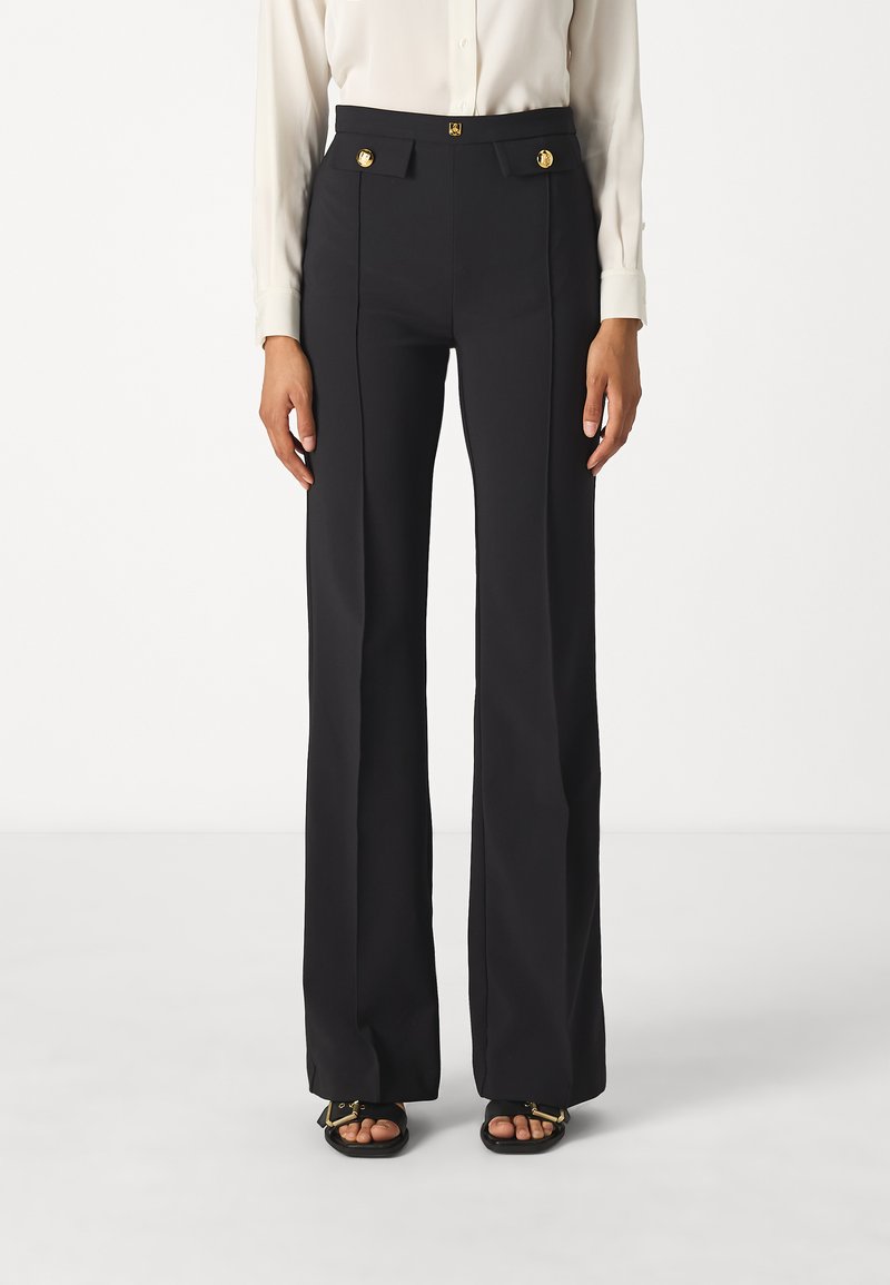 Pantaloni neri sartoriali a vita alta con gambe larghe, caratterizzati da dettagli con bottoni dorati e tasche laterali, realizzati in un tessuto morbido.