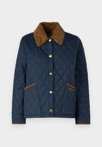 Granatowa pikowana kurtka z brązowym kołnierzem z materiału corduroy, złotymi zatrzaskami i kontrastującymi brązowymi wykończeniami kieszeni z logo marki "Barbour."