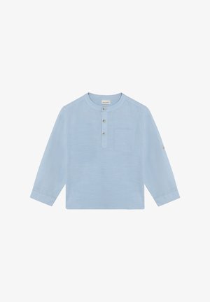 Hellblaues Langarmhemd aus weichem Stoff mit rundem Ausschnitt, drei Knöpfen, einer Brusttasche und geknöpften Ärmeln.
