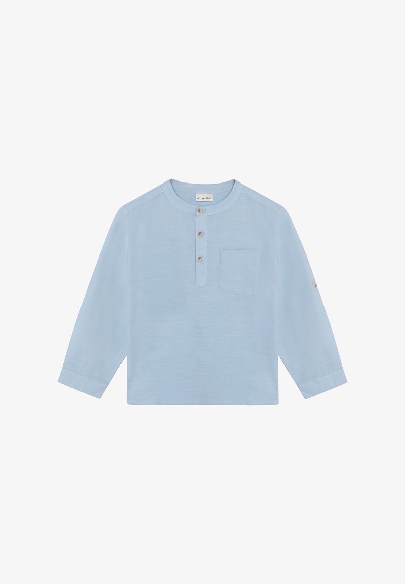 Chemise à manches longues bleu clair en tissu doux, dotée d'un col rond, de trois boutons, d'une poche poitrine et de poignets à boutons.