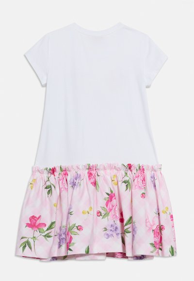 Λευκό φόρεμα με κοντά μανίκια και φούστα με ροζ λουλούδια με βολάν, πράσινα φύλλα και κίτρινες πεταλούδες στο τελείωμα.