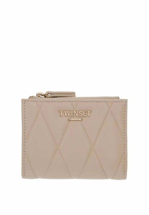 Portafoglio in pelle beige con motivo trapuntato a diamante, chiusura con zip e logo "TWINSET Milano" in tono oro sul davanti.
