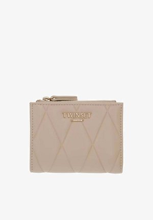Portafoglio in pelle beige con motivo trapuntato a diamante, chiusura con zip e logo "TWINSET Milano" in tono oro sul davanti.