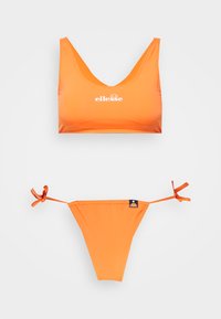 Σετ πορτοκαλί μπικίνι που περιλαμβάνει ένα μπραλέτ V-λαιμόκοψη και ρυθμιζόμενα εσώρουχα με κορδόνι στο πλάι. Κατασκευασμένο από απαλό ύφασμα με λογότυπο στη μπλούζα.