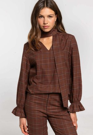 CON ESCOTE PICO, Y MANGA LARGA  - Blusa - marrón
