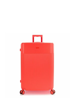 Maleta rígida de color rojo brillante con cuatro ruedas giratorias y un asa telescópica extendida sobre un fondo blanco.