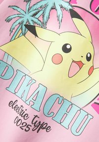 Graphique du personnage Pikachu sur un fond dégradé rose avec des palmiers. Le texte indique "PIKA CHU type électrique 0025" en bleu et noir.
