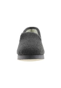 Zapatilla gris de felpa con upper redondeado, forro suave y suela de goma negra. El diseño no tiene cordones y presenta un acabado texturizado.