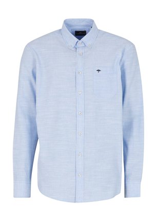 Chemise à manches longues bleu clair avec boutonnière et poches poitrine, texture subtile et logo d'arbre brodé sur la poche. Design classique du col.