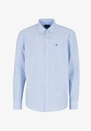 Chemise à manches longues bleu clair avec boutonnière et poches poitrine, texture subtile et logo d'arbre brodé sur la poche. Design classique du col.
