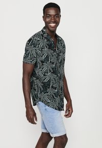Koroshi SHORT SLEEVE - Ing - verde green