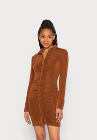 Vestido de botão em laranja enferrujado com mangas longas, tecido texturizado, detalhes franzidos na frente e uma bainha curva.