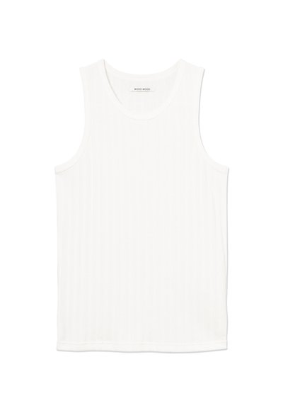 Hvit ribbet tanktopp med rund hals og ermeløs design. Jevn tekstur med subtilt stripemønster; avsluttet kant nederst.