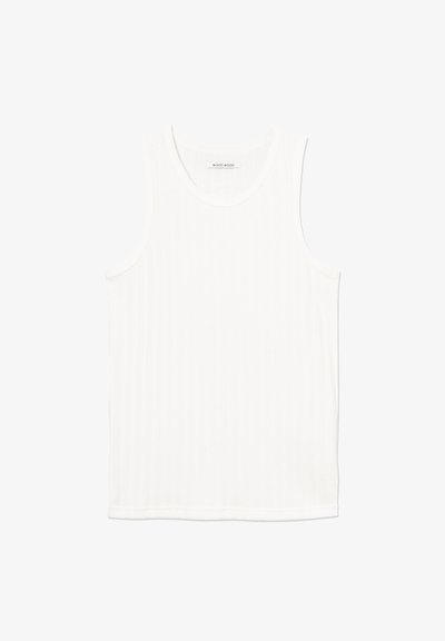 Hvit ribbet tanktopp med rund hals og ermeløs design. Jevn tekstur med subtilt stripemønster; avsluttet kant nederst.
