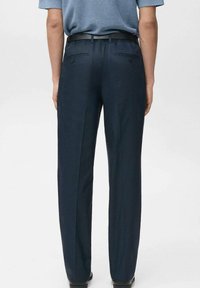 Ciemnogranatowe spodnie o prostym kroju, charakteryzujące się gładką fakturą, szlufkami na pasek i dwoma tylnymi kieszeniami. Prosty design z minimalnymi akcentami.