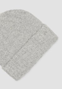 Grijze gebreide muts met een textuurpatroon en geribbelde boord. Bevat een klein zilveren logo-accent dicht bij de rand. Zacht en warm materiaal.