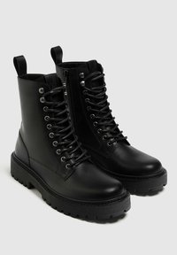 PULL&BEAR TRACK  - Gležnjarji z vezalkami - black